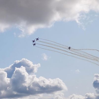Hävittäjät lentävät taivaalla.