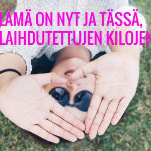 Nainen makaa nurmikolla ja tekee käsistään kameralle sydämen. Kuvassa sitaatti: Elämä on nyt ja tässä, ei laihdutettujen kilojen jälkeen.