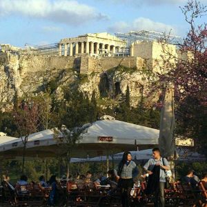 Kahvilaelämää Akropolis-kukkulalla