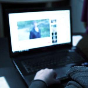 Mies katselee läppäriltä Youtubea