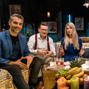 Hussein al-Taee, Kaius Niemi, Karin Creutz, Tunna Milonoff ja Riku Rantala leffakellarin sohvalla Docvnetures Talk Show'ssa.