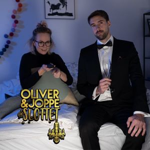 Joppe och Oliver redo för sina uppdrag. Joppe Dikert är redo för slottsbalen med fjärrkontrollen i handen medan Oliver Kivi är uppklädd redo att gå på balen.