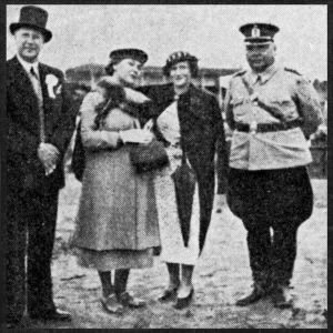Viipurin kaupunginjohtaja Arno Thuneberg ja poliisimestari Juuso Miettinen rouvineen. Viipurin kaupunginjohtaja Arno Tuurna ja poliisimestari Juuso Miettinen daameineen 1930-luvulla.