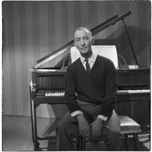 Cyril Szalkiewicz toukokuussa 1961 . Pianotaiteilija Cyril Szalkiewicz toukokuussa 1961 (arvio).