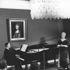 Cyril Szalkiewicz säesti oopperalaulaja Anita Välkkiä Königstedtin kartanossa 1965 pidetyssä konsertissa, joka järjestettiin pääministeri Johannes Virolaisen ja rouva Kaarina Virolaisen tukemana Uuden oopperatalon kannatusyhdistyksen hyväksi. Anita Välkki ja Cyril Szalkiewicz konsertoivat Königstedtin kartanossa Uuden oopperatalon kannatusyhdistyksen hyväksi 1965.