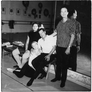 Tanssijat Matti Tikkanen ja Doris Laine, koreografi Serge Lifar ja pianisti Cyril Szalkiewicz Taiteilijan puheenvuoro -televisio-ohjelman vieraina 1966. Tanssijat Matti Tikkanen ja Doris Laine, koreografi Serge Lifar ja pianisti Cyril Szalkiewicz Taitelijan puheenvuoro 6 -televisio-ohjelman vieraina 1966.