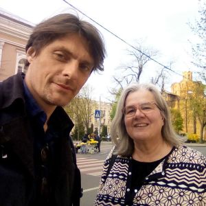 Skådespelaren och regissören Stanislav Skakun (till vänster) med Kerstin Kronvall i Kiev våren 2019. Stanislav Skakun (till vänster) med Kerstin Kronvall i Kiev våren 2019.