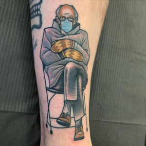 Någon har rentav låtit bilden på Bernie tatueras. En tatuering på en underarm föreställande Bernie Sanders som sitter i en stol med armarna i kors under installationen av Joe Biden.