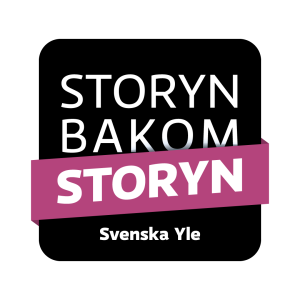 Logon för Svenska Yles föreställning Storyn bakom storyn, fyrkantig svart ruta med rundade hörn med vit text på där det står "Storyn bakom storyn", där det sista orden "storyn" står skrivet på en vispgrötsfärgad stripe.