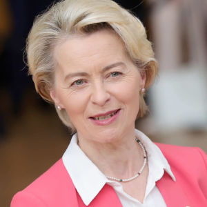 Ursula von der Leyen i rosa kavaj, Mette Nordströms bild i vinjett.