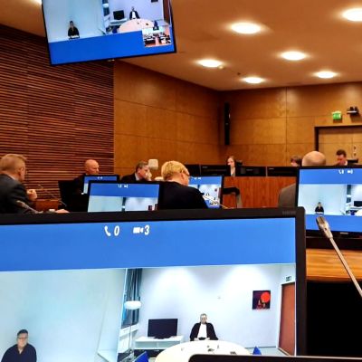 Jari Aarnio ja Keijo Vilhunen näkyvät tietokoneen näytöllä hovioikeuden istuntosalissa