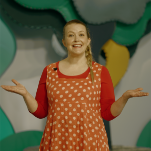 Pikku Kakkosen juontaja Susanna Volanto ohjelman lavasteissa