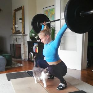 Katten Bouli får se upp då Saarhelo tränar i vardagsrummet. Marianne Saarhelo tränar hemma.