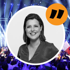 En bild på Eva Frantz ovanpå en bild på publikhavet framför en scen. 