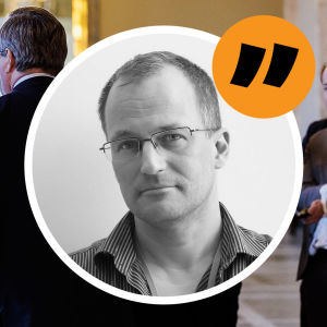 Kommentatorna bild med minister Lintilä och pressen i bakgrunden. 