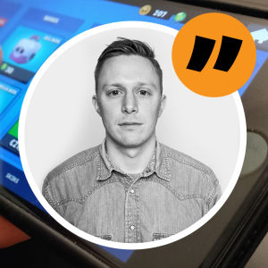 Lucas Dahlström tittar in i kameran. I bakgrunden ett mobilspel.