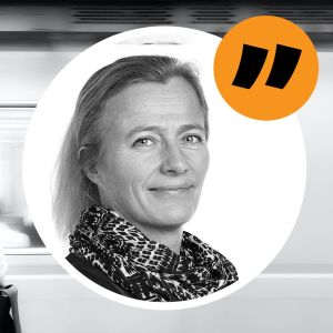 En kvinna står framför en tunnelbanevagn. Inflikt i en cirkel en äldre kvinna. 
