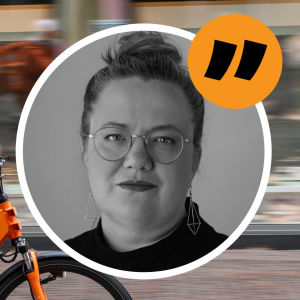Grafik. Till vänster ett cykelbud på en orange cykel. Till höger en bild av en kvinna som poserar för kameran.