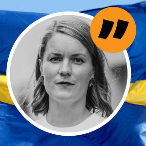 En bild på Sveriges flagga med Marianne Sundholms bild ovanpå.