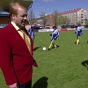 Valmentajaguru Aimo Nivaska jalkapallokentällä.