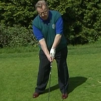 Martti Ahtisaari pelaa golfia Kesärenki-ohjelmassa.