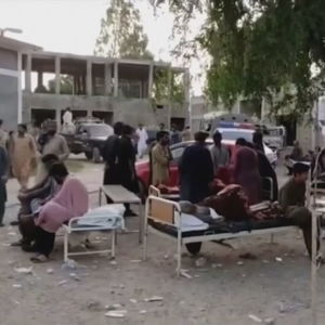 Människor väntade utanför sjukhuset i Harnai på torsdag morgon. Harnai ligger nära skalvets epicentrum i den pakistanska provinsen Baluchistan. 