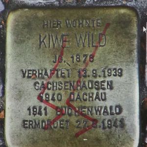 SS-klotter på minnessten för förintelseoffer