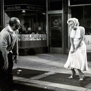 Billy Wilder ohjaa Marilyn Monroeta Kesälesken kuuluisimmassa kohtauksessa. Tom Ewell seuraa taustalla. Kuva tv-dokumentista Billy Wilder – kukaan ei ole täydellinen.