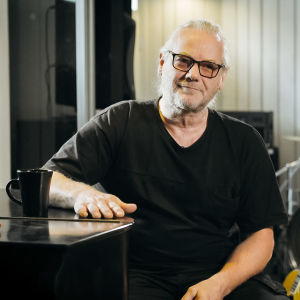 Christer Rönnholm är idag producent och låtskrivare. Christer Rönnholm i studio i dokumentären om bandet Wild Force.
