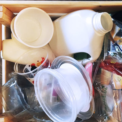 Plastsortering hemma.