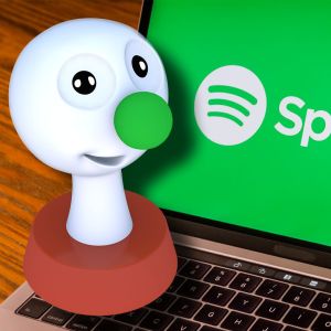 BUU-stämpen lyssnar på Spotify via en dator