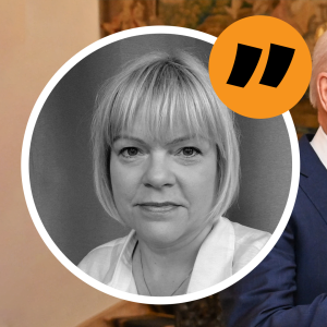 President Biden tillsammans med kommissionsordförande von der Leyen i Bryssel i mars 2022. Biden pekar mot något utanför bilden och von der Leyen tittar ditåt och ler. Ovanpå fotot av dem finns ett svartvitt foto av journalisten Mette Nordström inklippt, med ett stort citattecken bredvid.