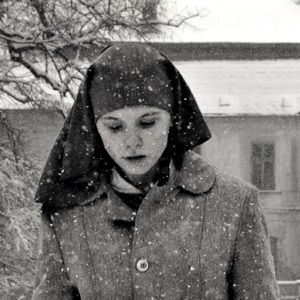 Agata Trzebuchowska nunnakokelaana lumisateessa elokuvassa Ida.