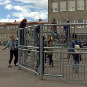 Ungdomar på Hangö Centralskolas gård. 