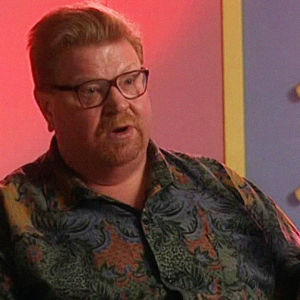 Jussi Raittinen istuu haastattelussa kuviollinen kauluspaita päällään.