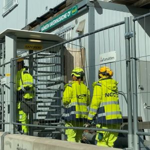 Työntekijät poistuvat NCC:n rakennustyömaalta Tampereen Ratinassa
