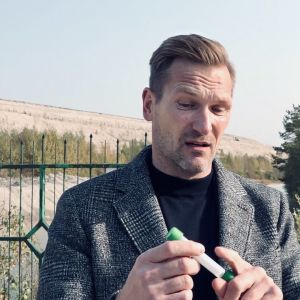 Ragn-Sells Eestis vd Rain Vääna visar upp en tub med kalciumkarbonat utvunnen ur aska. "Kalket är redan tillräckligt rent för att vi ska veta att det går att utveckla till en produkt som är möjlig att sälja". Ragn-Sells Eestis vd Rain Vääna visar upp en tub med kalciumkarbonat utvunnen ur aska.