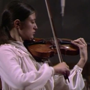Viktoria Mullova soittaa viulua.