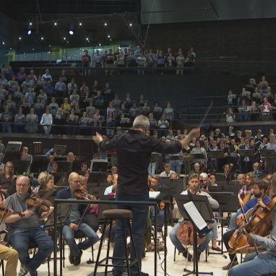 Hannu Lintu dirigerar symfoniorkester 