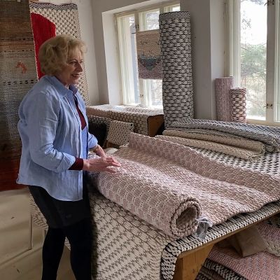 Tekstiilitaiteilija Eija Rasinmäki esittele Pudos-mattoja Oitin kutomossa