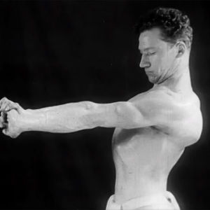 Lasse Strömberg esittelee lihaskuntoaan (1930-luku).