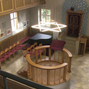När Rajaa Nadler först såg synagogan var den en ruin - nu är det annorlunda. Lysrör i form av en Davidsstjärna lyser upp synagogan