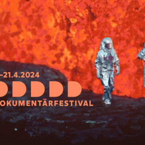 På bilden från dokumentären Fire of Love syns två personer iklädda något som ser ut som rymdkläder, gå på ett mörkt underlag och bakom dem är himlen full av eld som vid ett vulkanutbrott. På bilden finns texten 8-21.4.2024 Dokumentärfestival.