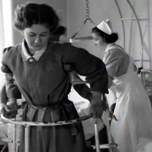 Poliopotilas kävelee tuen avulla (1955).