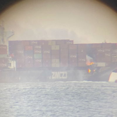 Skärmdump från en video tagen av ett ögonvittne visar hur containrar brinner ombord på fraktfartyget Zim Kingston. 