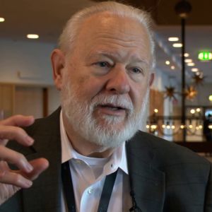 Farmakologen David Nichols tycker att det är skrattretande att det är förbjudet att plocka psilocybinsvamp i Finland. Läkemedelskemisten David E. Nichols