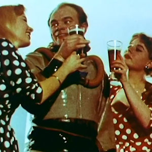 Spede (Pertti Pasanen) kauniiden naisten ympäröimänä mainoksessa (1957). 