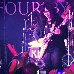 Vinnie Vincent är en mystisk man. Eller kvinna. Ex-Kiss gitarristen Vinnie Vincent uppträder i Miami 2018.