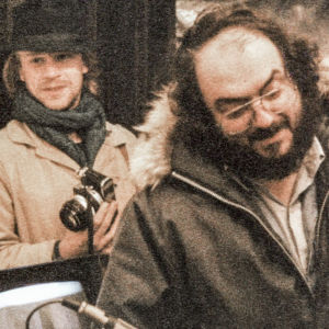 Elokuvaohjaaja Stanley Kubrick, takana hänen assistenttinsa Leon Vitali