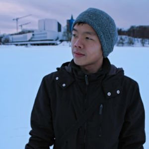 Kapellimestariopiskelija I-Han Fu Töölönlahden jäällä, taustalla Finlandia-talo